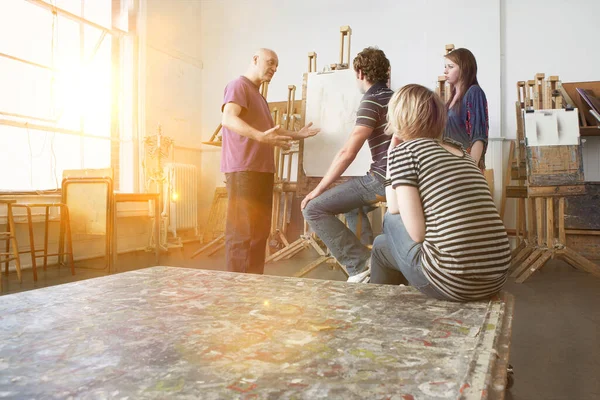Konstnär Pratar Med Unga Konstnärer Studio — Stockfoto