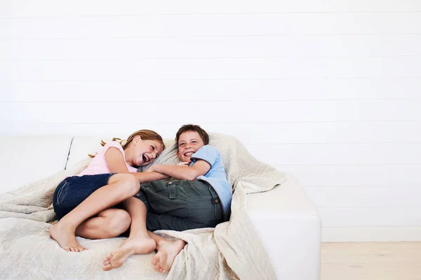 Broder Och Syster Kopplar Soffan Tillsammans — Stockfoto