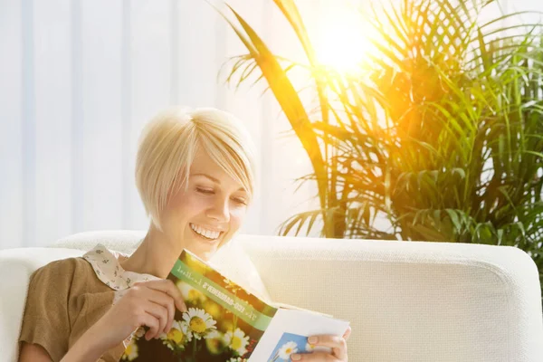 Mujer Joven Leyendo Libro Sofá — Foto de Stock