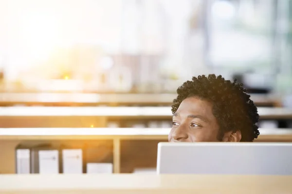 Homem Africano Americano Usando Computador Escritório — Fotografia de Stock