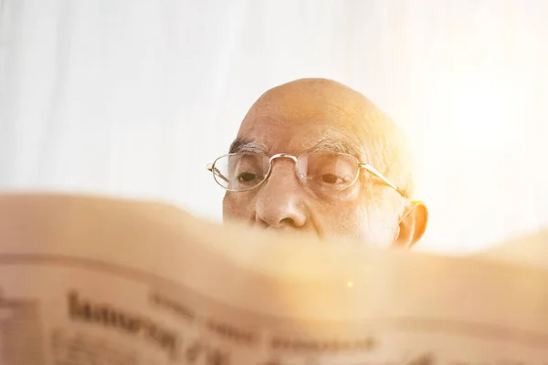Senior Man Reading His Financial Newspaper Sunshine — Stock Photo, Image