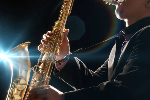 Man Speelt Saxofoon Tegen Zwarte Achtergrond — Stockfoto