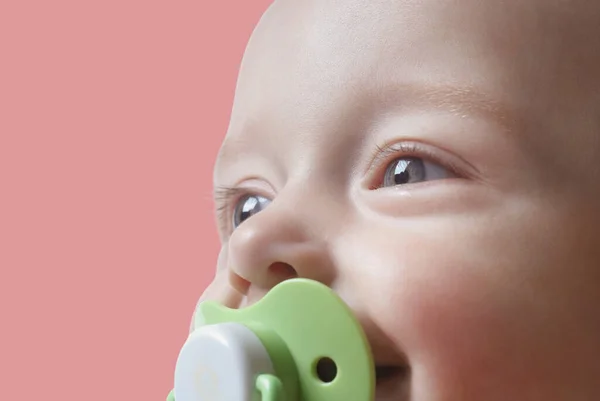 Baby Flicka Med Napp Mot Rosa Bakgrund — Stockfoto