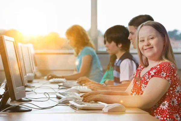 Menina Com Síndrome Usando Computador Escola — Fotografia de Stock