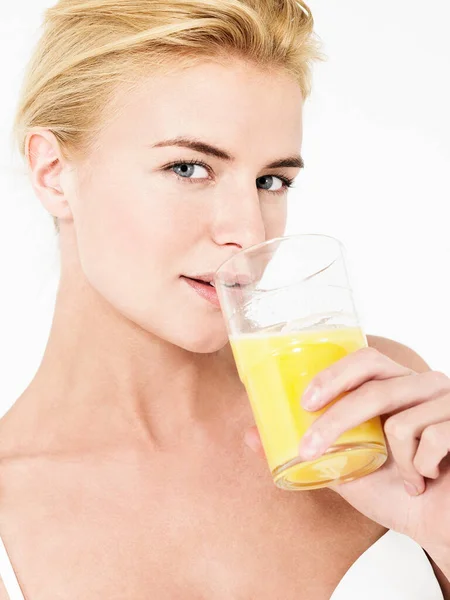 Mladý Atraktivní Blondýny Žena Pití Pomerančové Šťávy — Stock fotografie