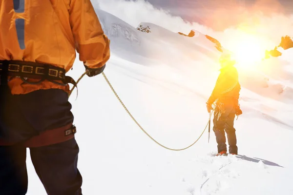 Dwóch Alpinistów Wędrujących Górach Trzymających Liny — Zdjęcie stockowe