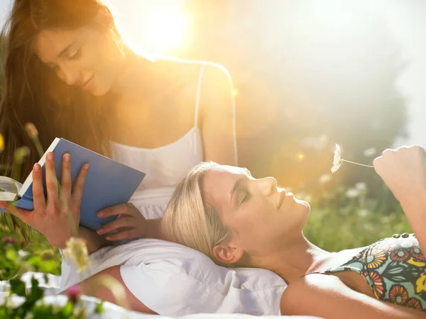 Women Meadow One Reading Book — Stock Photo, Image