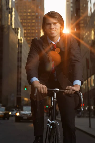 Красивая Брюнетка Бизнесмен Ездит Работу Велосипеде Костюме Галстуке — стоковое фото