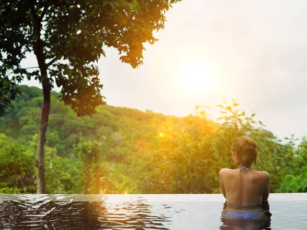 Jovem Mulher Piscina Pôr Sol — Fotografia de Stock