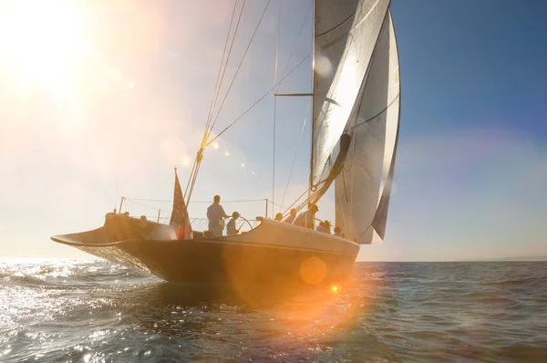 バックグラウンドで海の上の帆船 クローズアップ — ストック写真