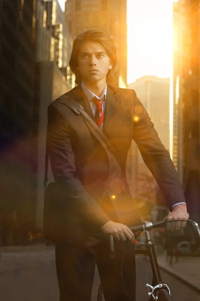 Schöner Brünetter Geschäftsmann Der Mit Dem Fahrrad Zur Arbeit Pendelt — Stockfoto