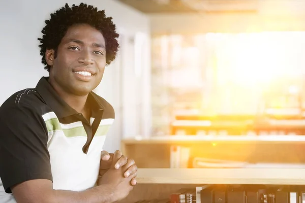 Svart Afro Man Kontoret Leende Porträtt — Stockfoto