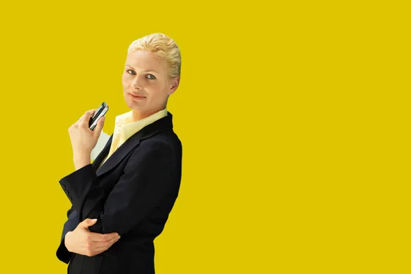 Привлекательная Блондинка Бизнесвумен Сотовым Телефоном — стоковое фото