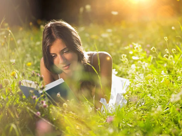 Wanita Muda Berbaring Padang Rumput Membaca Buku — Stok Foto