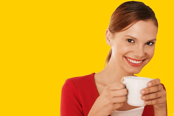 Hermosa Mujer Bebiendo Café Sobre Fondo Amarillo — Foto de Stock