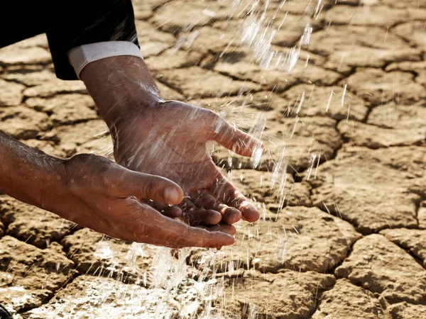 Homme Affaires Lave Les Mains Dans Sécheresse Désert — Photo