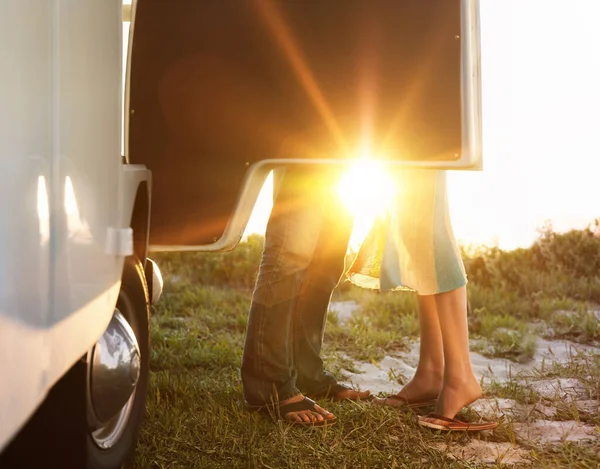 Arka Planda Güneş Işığıyla Arabanın Arkasında Duran Iki Kişi — Stok fotoğraf