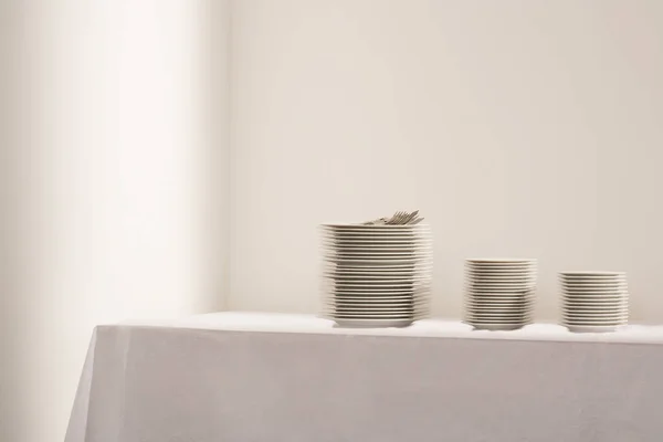 Teller Und Besteck Stapeln Sich Auf Dem Tisch — Stockfoto