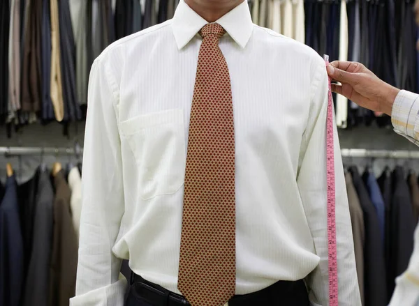 Tailor Fitting Man Terno Fundo Close — Fotografia de Stock