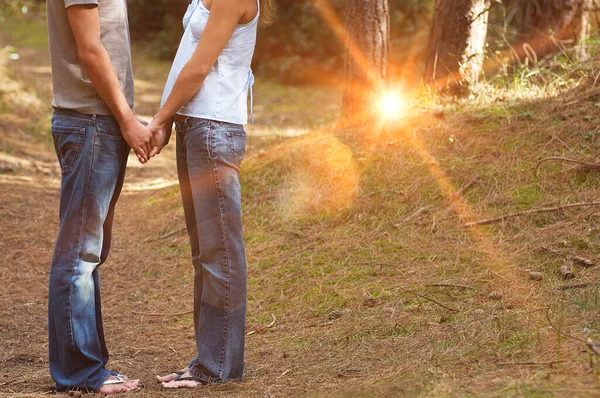 Casal Floresta Segurando Mãos — Fotografia de Stock