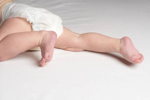 Bebê Rastejando Cama Perto Pés — Fotografia de Stock