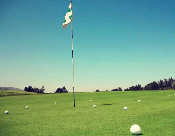 緑を置く上でゴルフボール — ストック写真