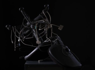 Karışık bilgisayar kabloları ve ofis sandalyesi