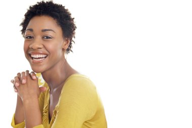 Sarı bluz giyen güzel siyah Afrikalı Amerikalı kadın portresi