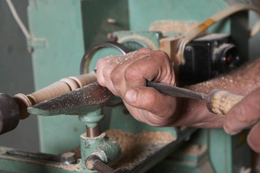 Marangoz Torna 'da Tahtayı Şekillendiriyor