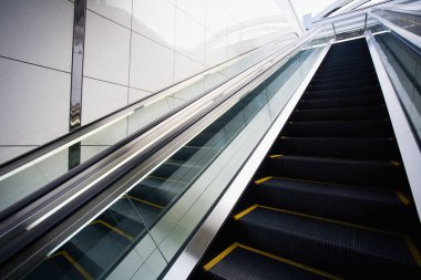 Arka planda boş yürüyen merdivenler, kapatın