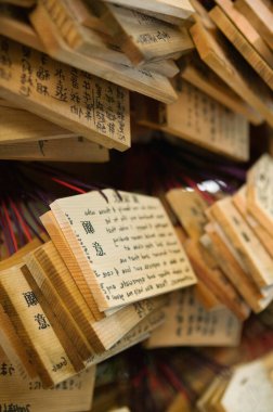 Arkaplanda duaları olan ahşap plaklar