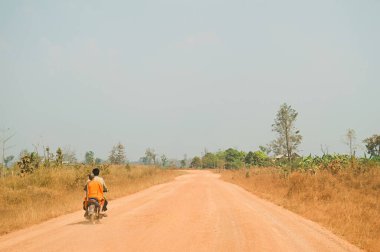 Motosikletçi Kırsal Yol 'da Genç Keşişe Bırakıyor