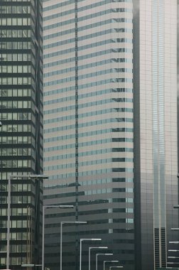 Arka planda modern bina dış görünümü