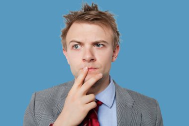 Çok düşünen genç iş adamlarının yakın çekimi.