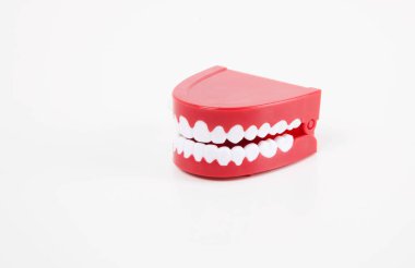 Arka planda gevezelik eden oyuncak dişler, kapatın.