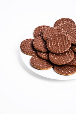 Arka planda çikolatalı bisküviler, yakın plan.