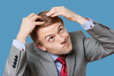 Kafası karışmış iş adamının komik suratlı kafasına yakın çekim.