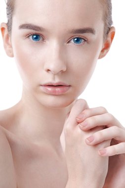 Stüdyoda güzel beyaz kadın