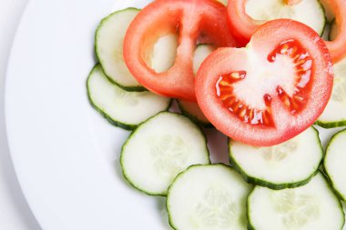 Beyaz tabakta taze Yunan salatası