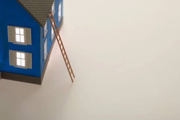 Model Domu Drabiną Tle Zbliżenie — Zdjęcie stockowe