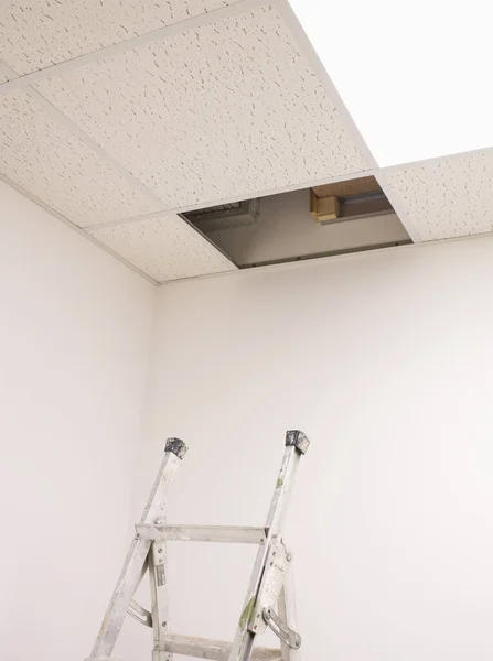 Échelle Dessous Panneau Plafond Ouvert Dans Bureau Vide — Photo