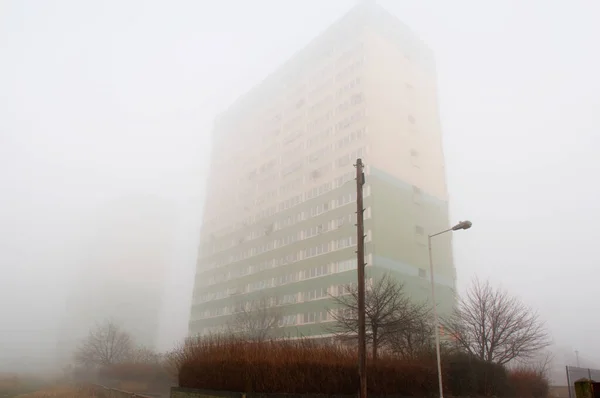 霧の後ろに隠されたアパートのブロック — ストック写真
