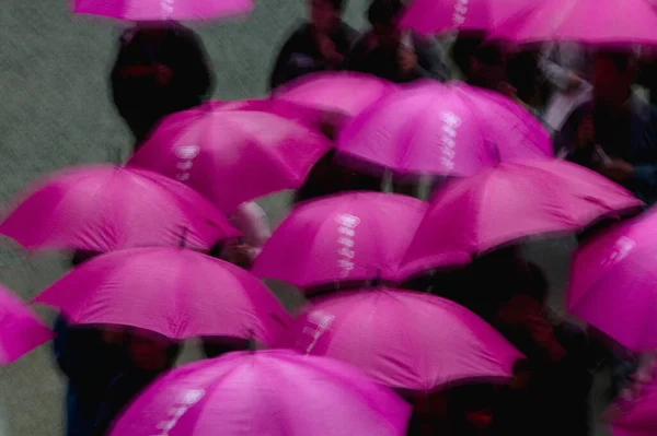 Paraguas Púrpura Lluvia Sobre Fondo Cerca — Foto de Stock