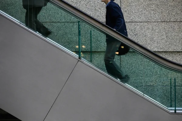 Dos Personas Subiendo Escaleras Mecánicas — Foto de Stock