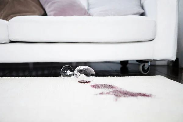 红葡萄酒洒在地毯上 — 图库照片