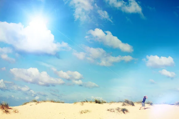 Boy Flying Kite Beach — Stock Photo, Image