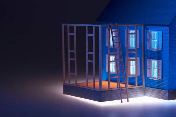 Casa Modelo Iluminada Com Escada Extensão — Fotografia de Stock