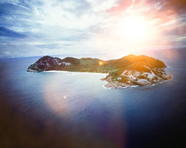 Okyanusta Güneşli Özel Bir Ada — Stok fotoğraf