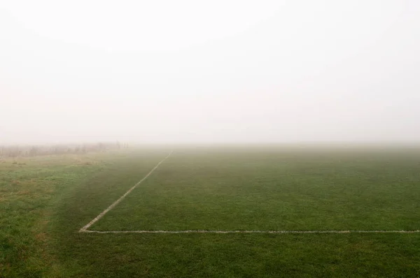 Dimma Ovanför Fotbollsplanen — Stockfoto