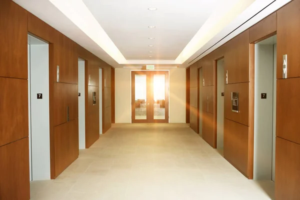 Порожній Офісний Коридор Ліфтами Поверсі Будівлі — стокове фото